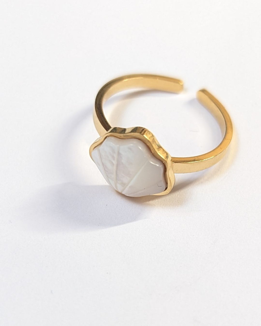 Bague Ajustable Calypso en Acier Inoxydable Doré & Nacre Coquillage