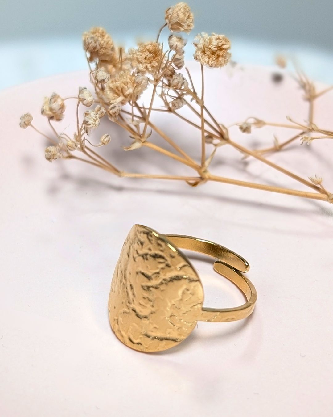 Bague Hestia —  Ajustable en acier inoxydable martelé doré
