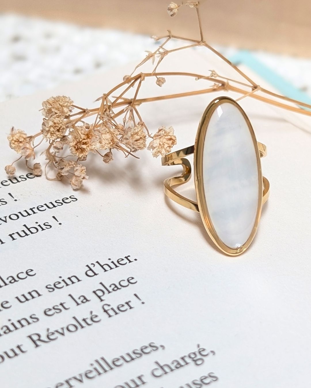 Bague Victoria — Pierre Ovale Nacre Blanche et Acier Inoxydable Doré