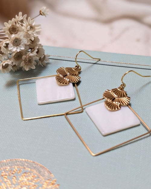 Boucles d'Oreilles Alkina — Boucles d'Oreilles Pendantes en Acier Inoxydable Doré, Eventail et Nacre Blanche
