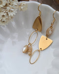 Boucles d'Oreilles Asymétriques Elowen — Perles Nacres & Acier Inoxydable Doré