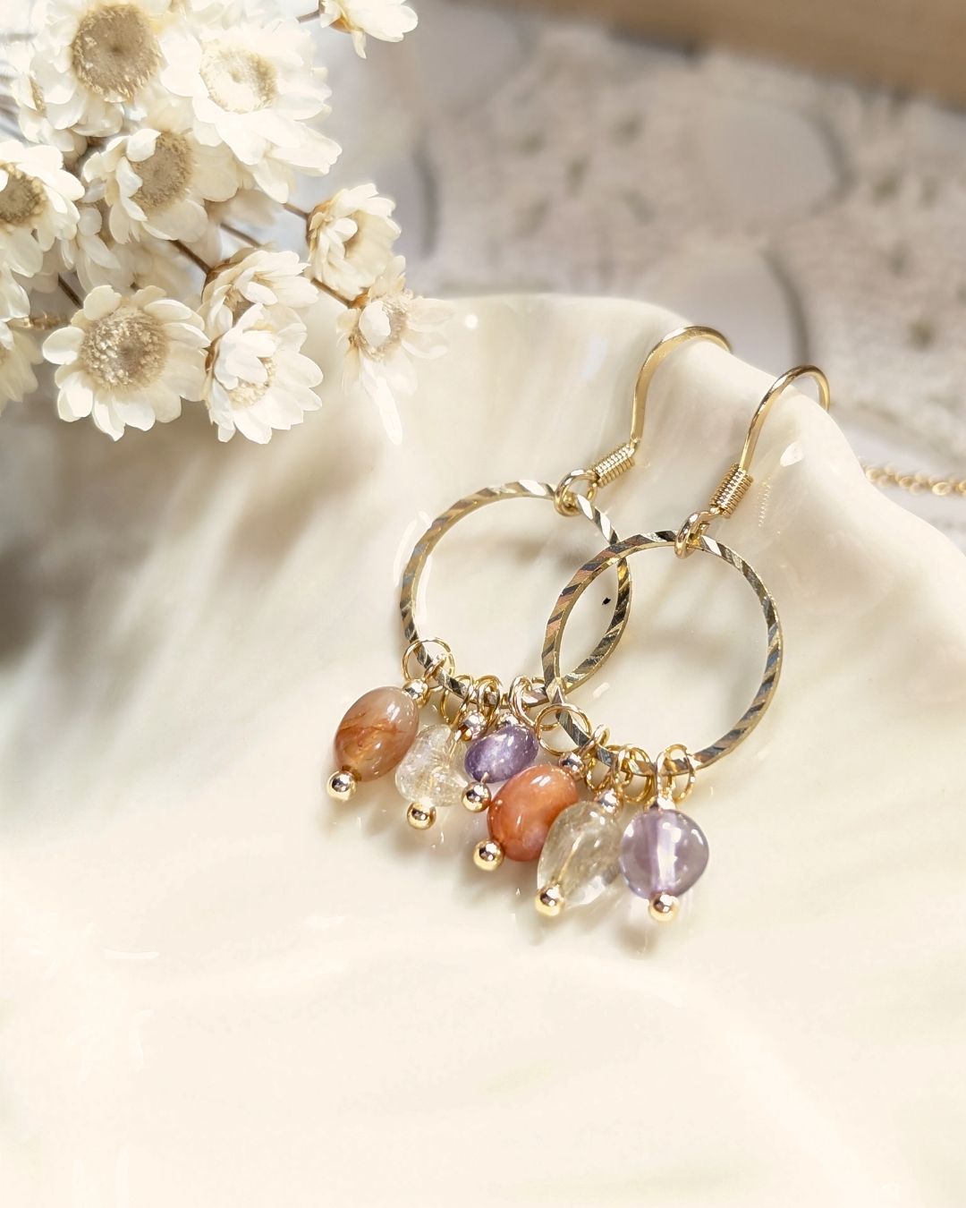 Boucles d'Oreilles Blossom — Anneaux Torsadés et Grappes de Pierres Naturelles en Acier Inoxydable Doré