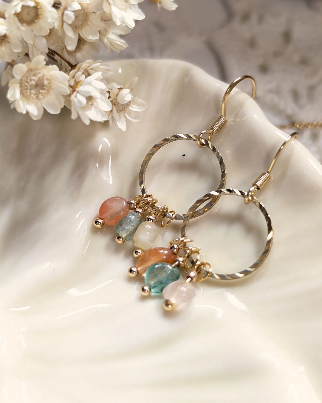 Boucles d'Oreilles Blossom — Anneaux Torsadés et Grappes de Pierres Naturelles en Acier Inoxydable Doré