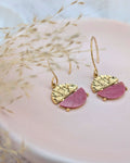 Boucles d'Oreilles Camilla — Pendants Demi-Lune Dorés Martelés et Rhodochrosite en Acier Inoxydable