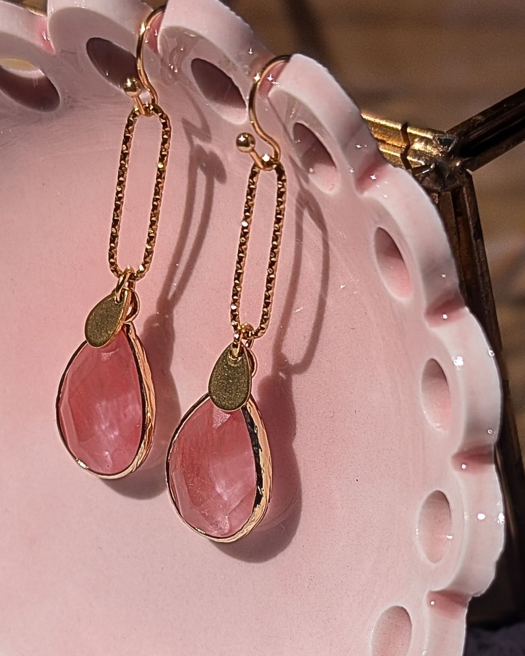 Boucles d'Oreilles Cherry — Pendants Goutte en Pierres Naturelles et Acier Inoxydable Doré