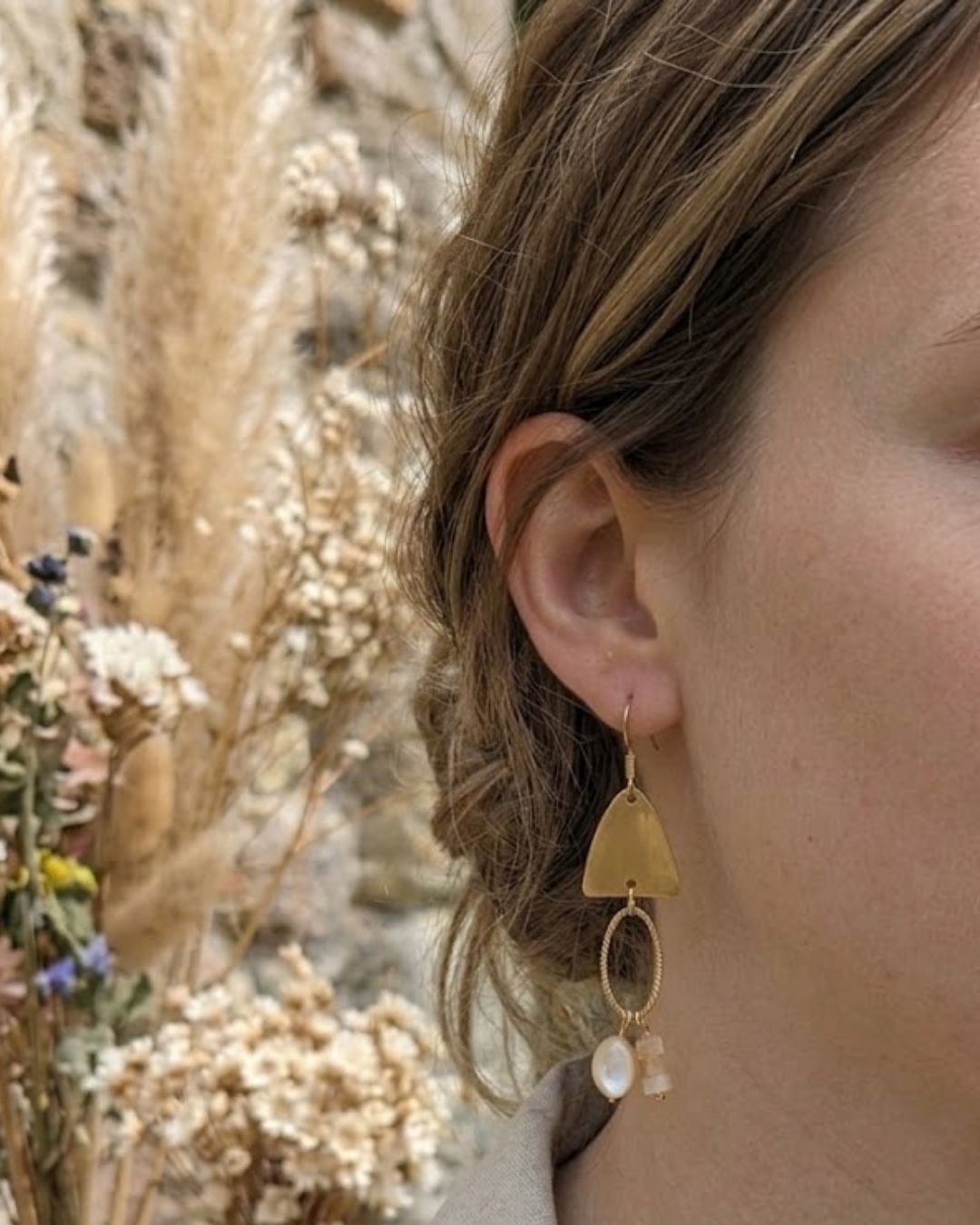 Boucles d'Oreilles Asymétriques Elowen — Perles Nacres & Acier Inoxydable Doré