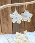 Boucles d'Oreilles Mélia — Fleur Frangipanier en Nacre & Acier Inoxydable Doré