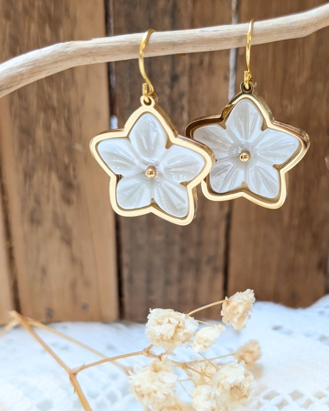 Boucles d'Oreilles Mélia — Fleur Frangipanier en Nacre & Acier Inoxydable Doré