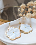 Boucles d'Oreilles Kala — Fleur Sculptée en Nacre & Acier Inoxydable Doré