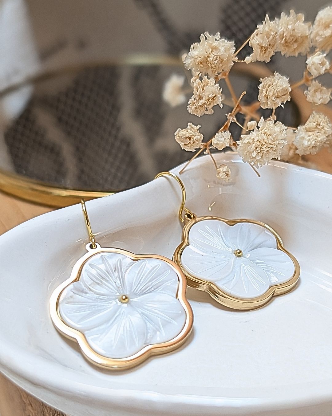 Boucles d'Oreilles Kala — Fleur Sculptée en Nacre & Acier Inoxydable Doré