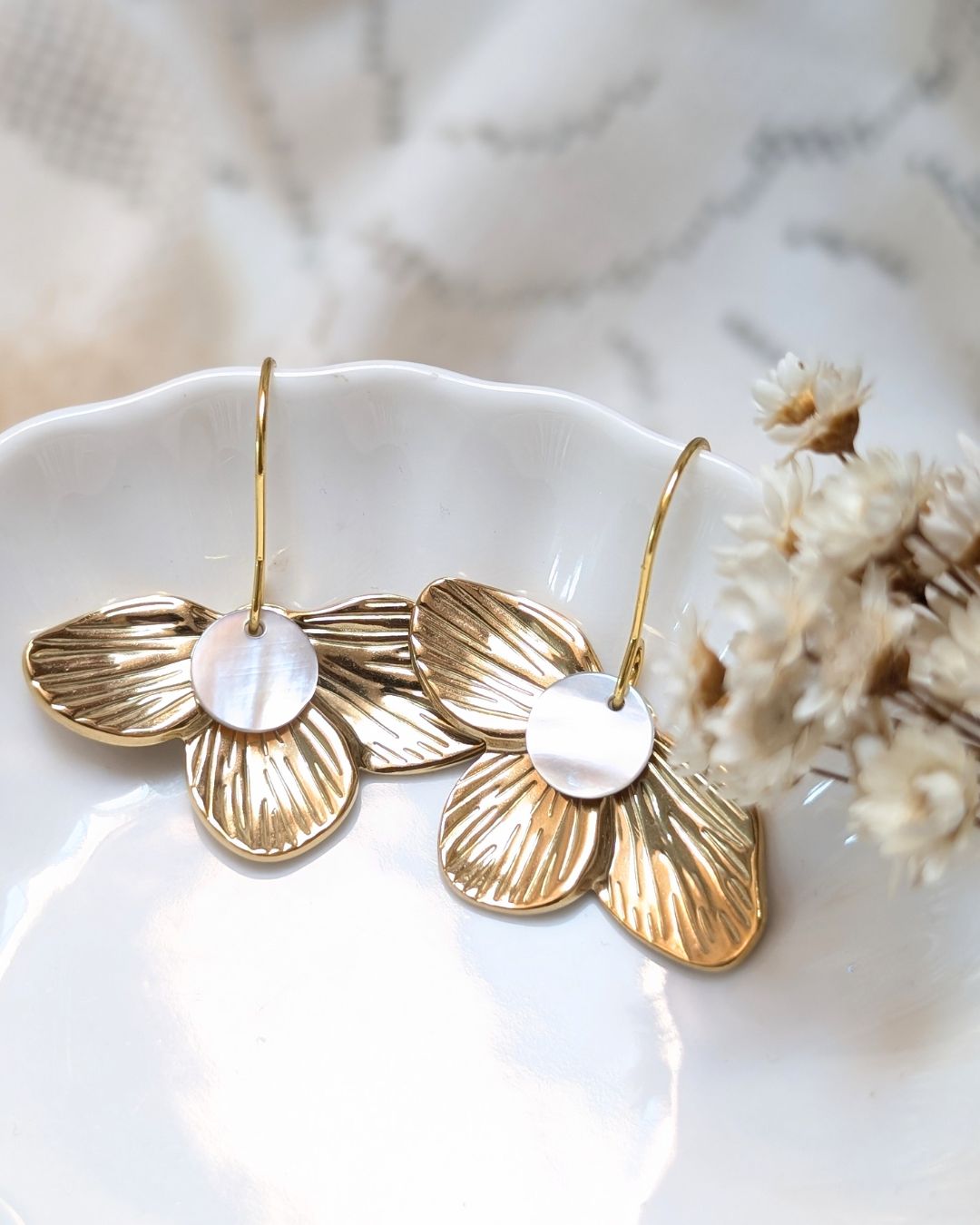 Boucles d'Oreilles Suzon — Fleur Texturée, Nacre Blanche & Acier Inoxydable Doré