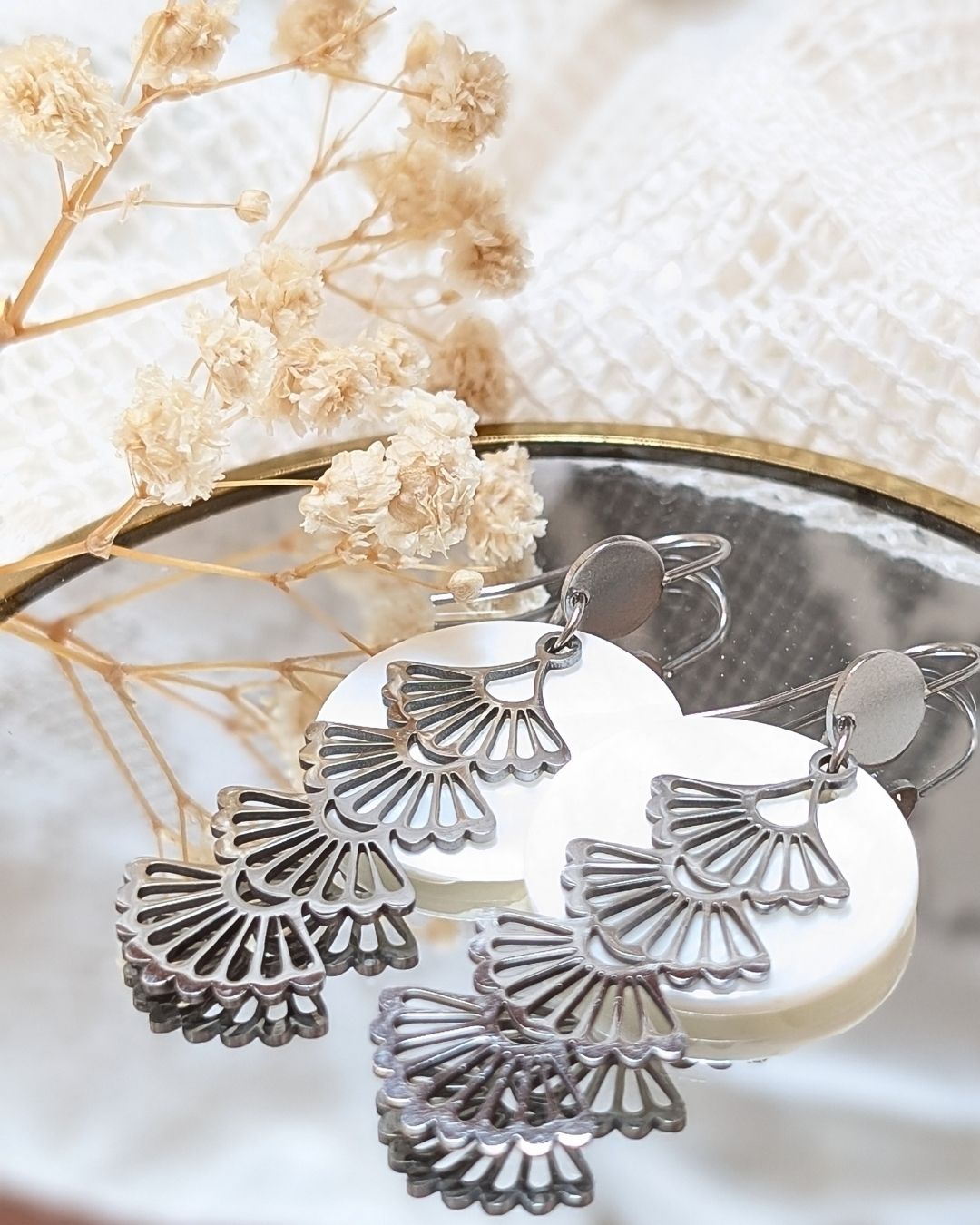 Boucles d'Oreilles Gabrielle — Disque Nacre & Eventails Filigranés en Acier Inoxydable