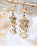 Boucles d'Oreilles Gabrielle — Disque Nacre & Eventails Filigranés en Acier Inoxydable