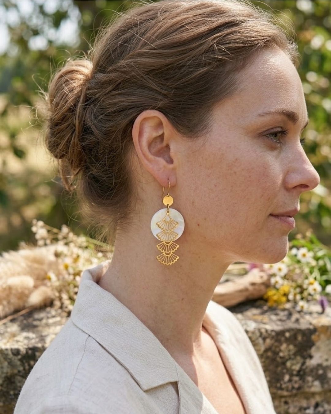 Boucles d'Oreilles Gabrielle — Disque Nacre & Eventails Filigranés en Acier Inoxydable