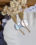 Boucles d'Oreilles Miri — Goutte Gravée, Nacre & Acier Inoxydable Doré