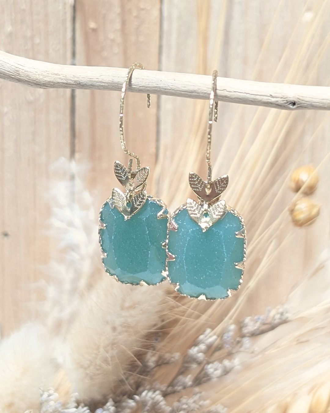 Boucles d'Oreilles Irina — Pendants Serti Feuillage et Pierre Naturelle Facettée en Acier Inoxydable Doré