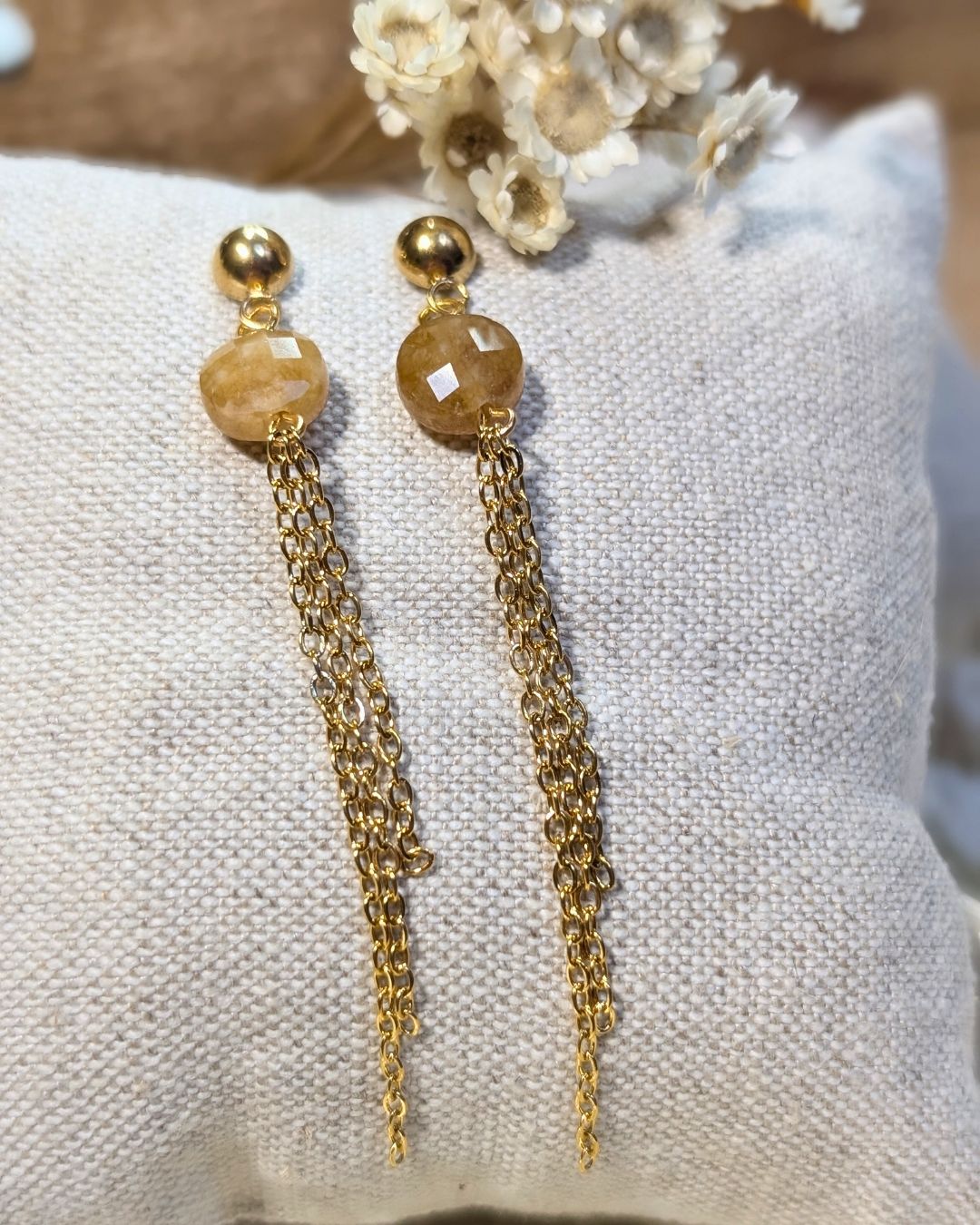 Boucles d'oreilles Lison -  Pendantes en acier inoxydable doré et pierres naturelles de tourmaline
