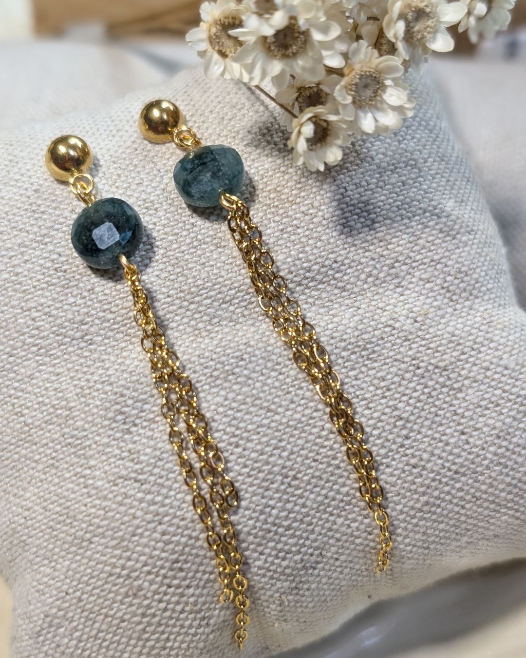 Boucles d'oreilles Lison -  Pendantes en acier inoxydable doré et pierres naturelles de tourmaline