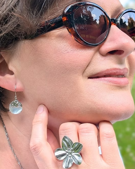 Boucles d'Oreilles Pendantes Camilla — Nacre & Acier Inoxydable Martelé