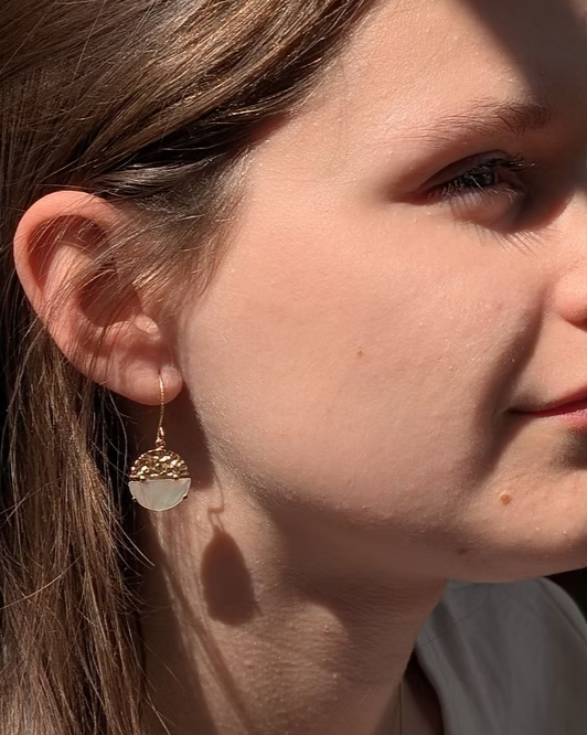 Boucles d'Oreilles Pendantes Camilla — Nacre & Acier Inoxydable Martelé