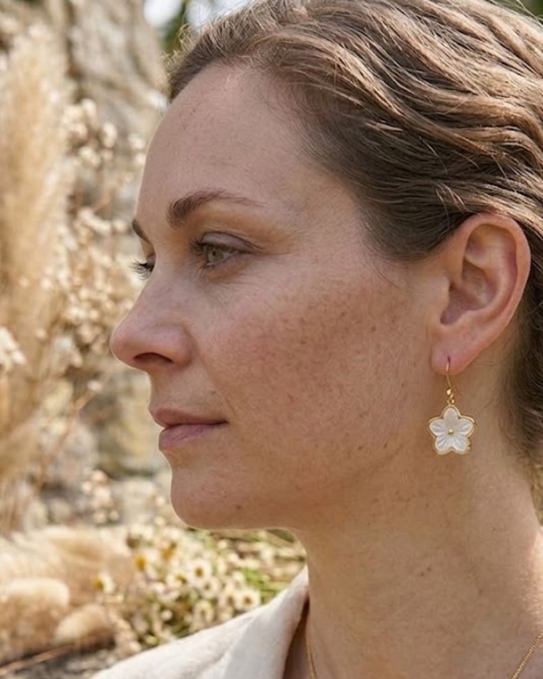 Boucles d'Oreilles Mélia — Fleur Frangipanier en Nacre & Acier Inoxydable Doré