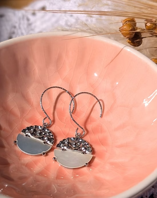 Boucles d'Oreilles Pendantes Camilla — Nacre & Acier Inoxydable Martelé