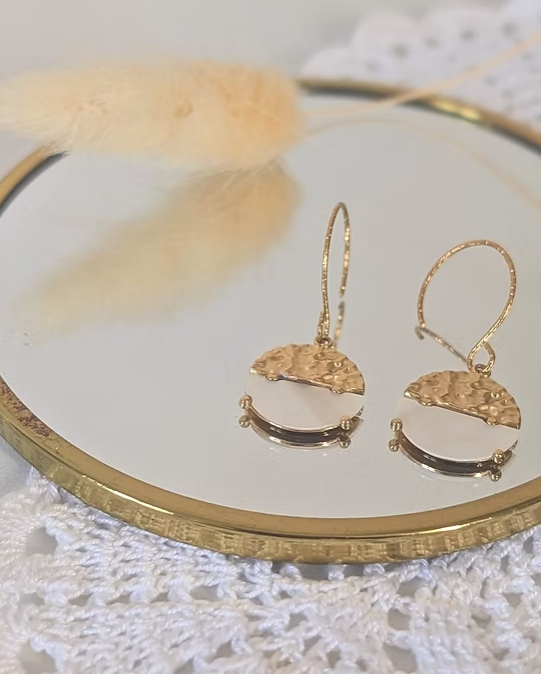 Boucles d'Oreilles Pendantes Camilla — Nacre & Acier Inoxydable Martelé