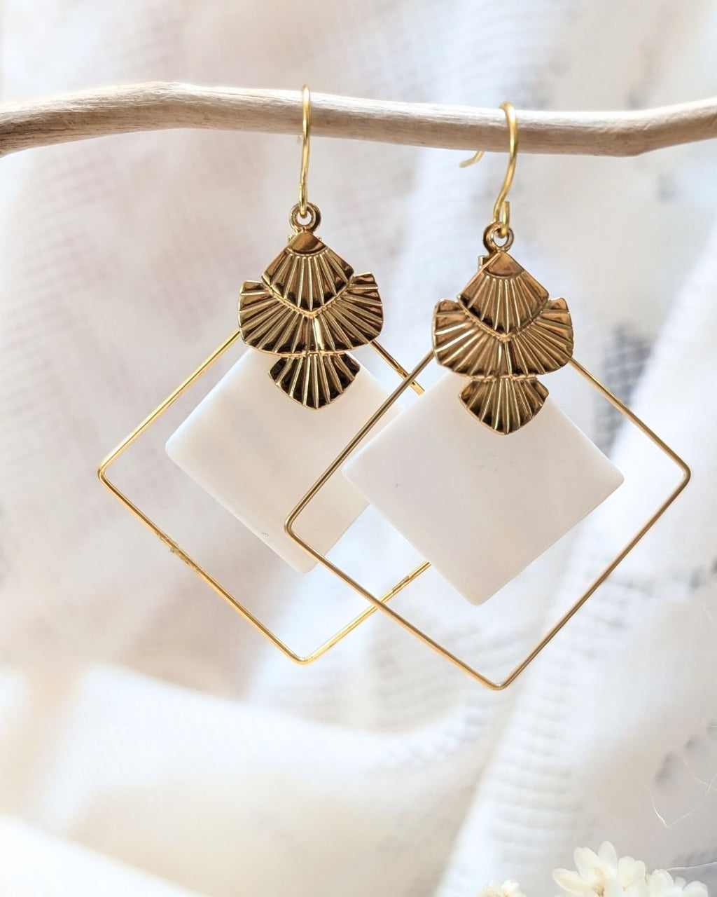 Boucles d'Oreilles Alkina — Boucles d'Oreilles Pendantes en Acier Inoxydable Doré, Eventail et Nacre Blanche