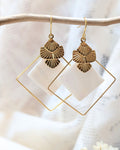 Boucles d'Oreilles Alkina — Boucles d'Oreilles Pendantes en Acier Inoxydable Doré, Eventail et Nacre Blanche