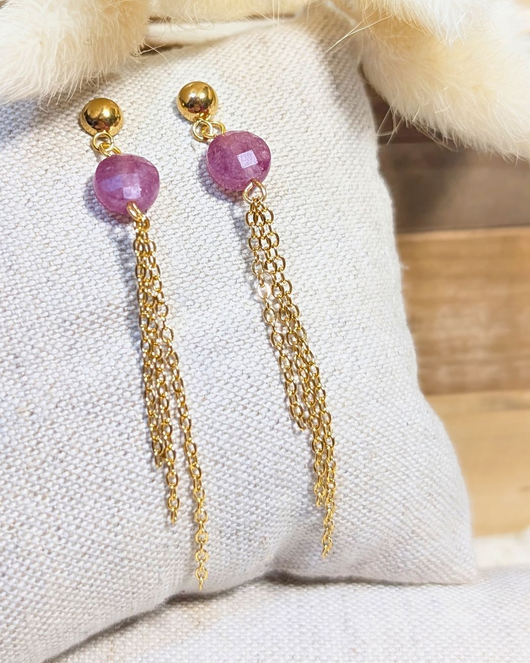Boucles d'oreilles Lison -  Pendantes en acier inoxydable doré et pierres naturelles de tourmaline