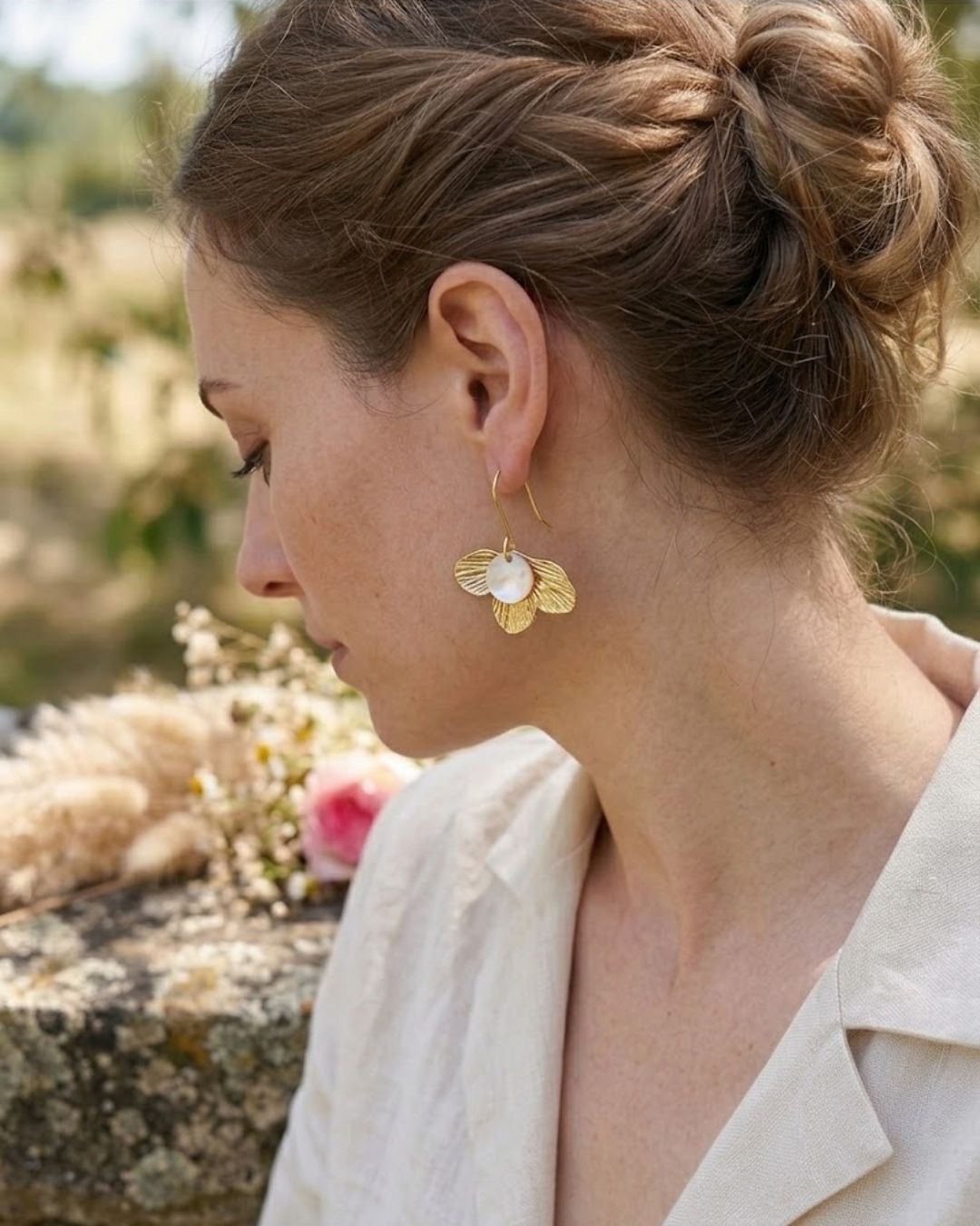 Boucles d'Oreilles Suzon — Fleur Texturée, Nacre Blanche & Acier Inoxydable Doré