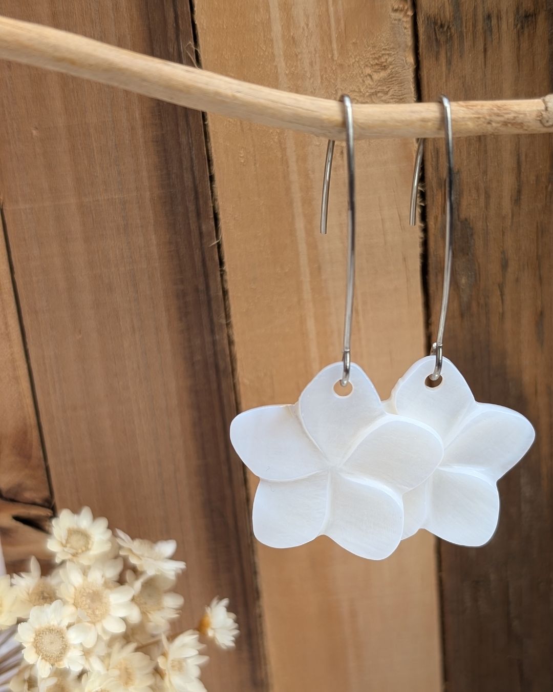 Boucles d'Oreilles Talala — Fleur de Frangipanier en Nacre Sculptée et Acier Inoxydable