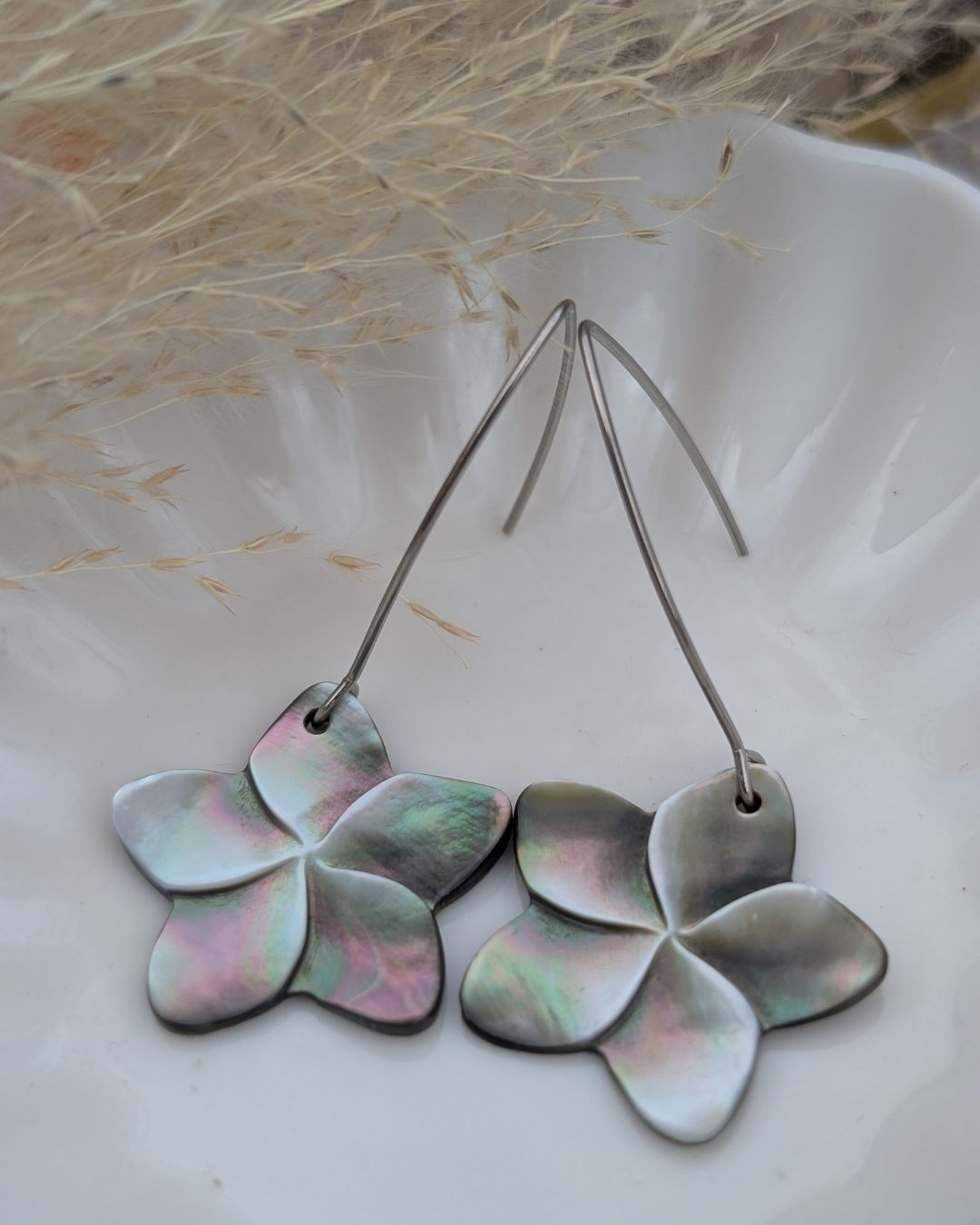Boucles d'Oreilles Talala — Fleur de Frangipanier en Nacre Sculptée et Acier Inoxydable