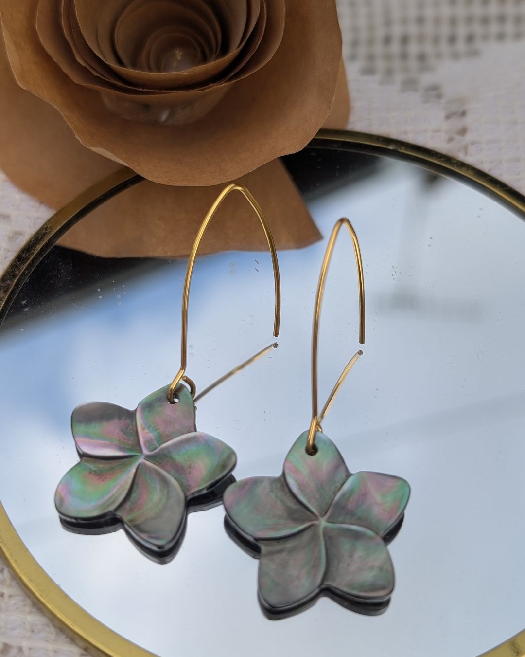 Boucles d'Oreilles Talala — Fleur de Frangipanier en Nacre Sculptée et Acier Inoxydable