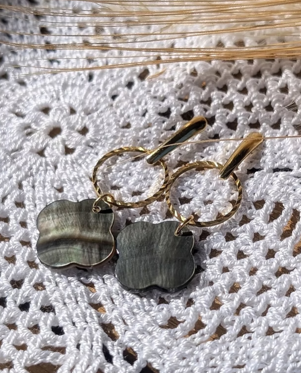 Boucles d'Oreilles Erin — Trèfle Nacre Grise & Acier Inoxydable Doré