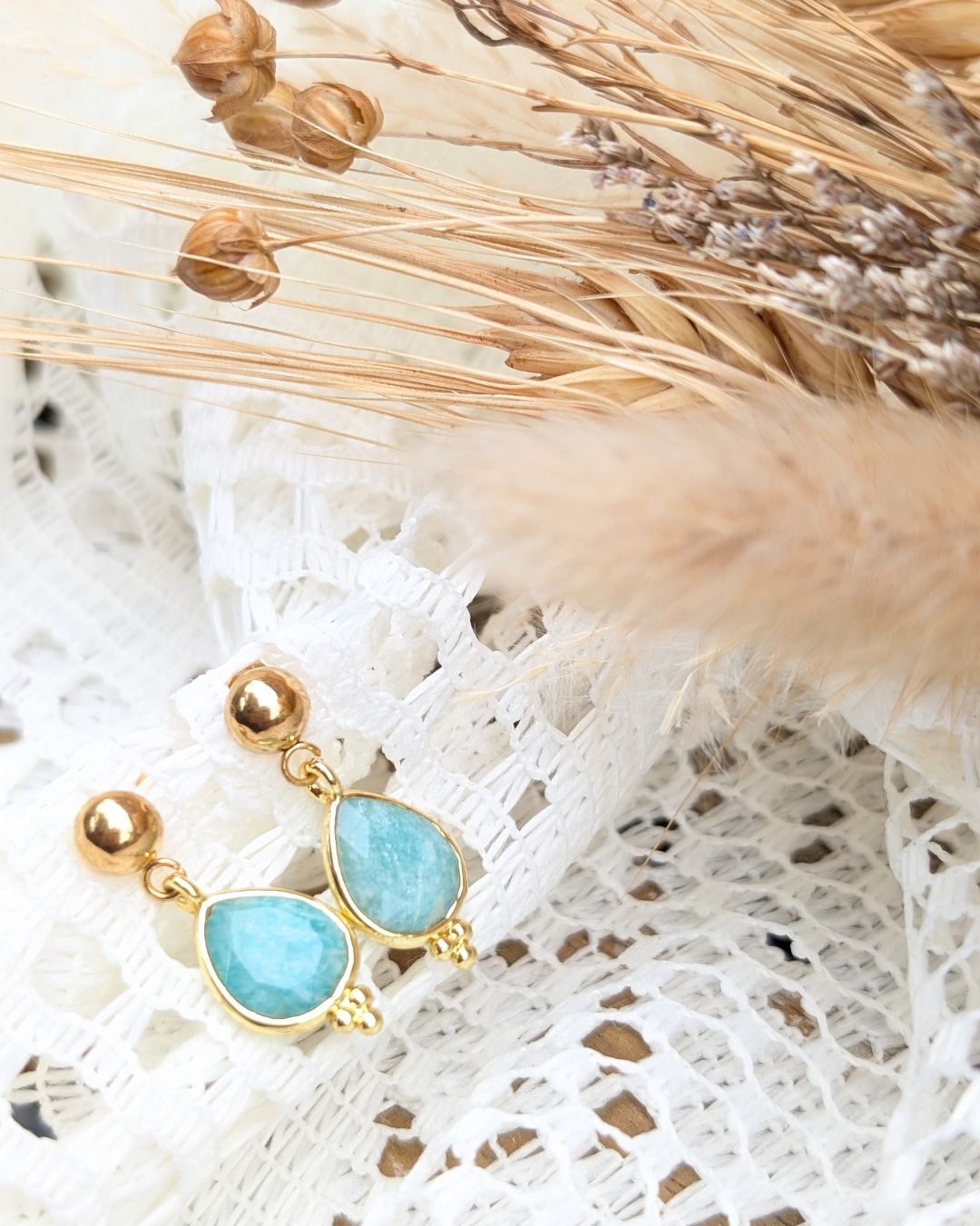 Boucles d'oreilles Apolline - Puce acier inoxydable doré et pierres naturelles en goutte