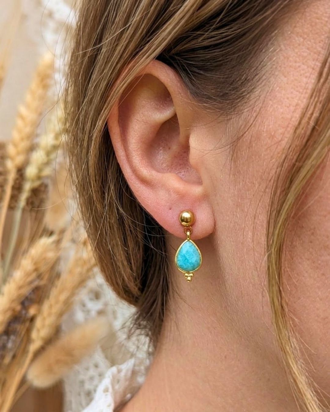 Boucles d'oreilles Apolline - Puce acier inoxydable doré et pierres naturelles en goutte