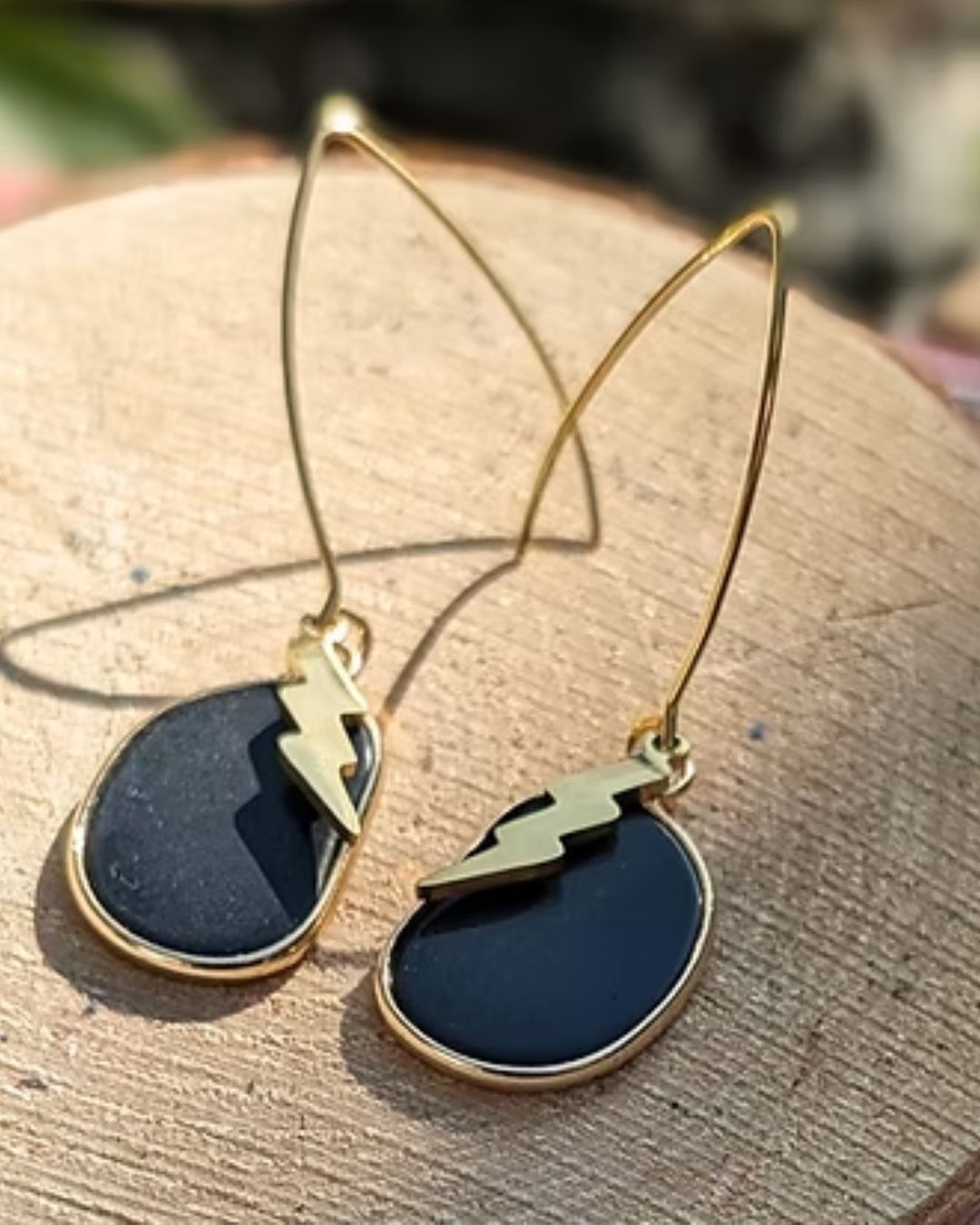 Boucles d'oreilles pendantes Noor — Agate noire & acier inoxydable doré
