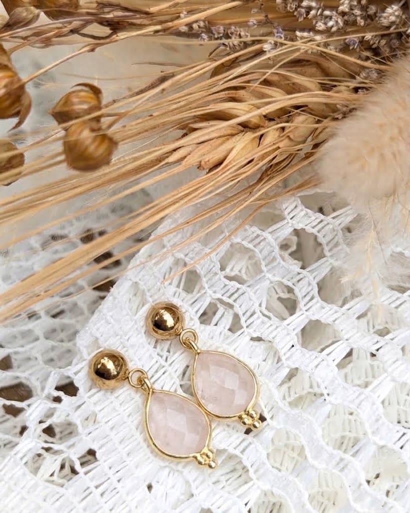 Boucles d'oreilles Apolline - Puce acier inoxydable doré et pierres naturelles en goutte
