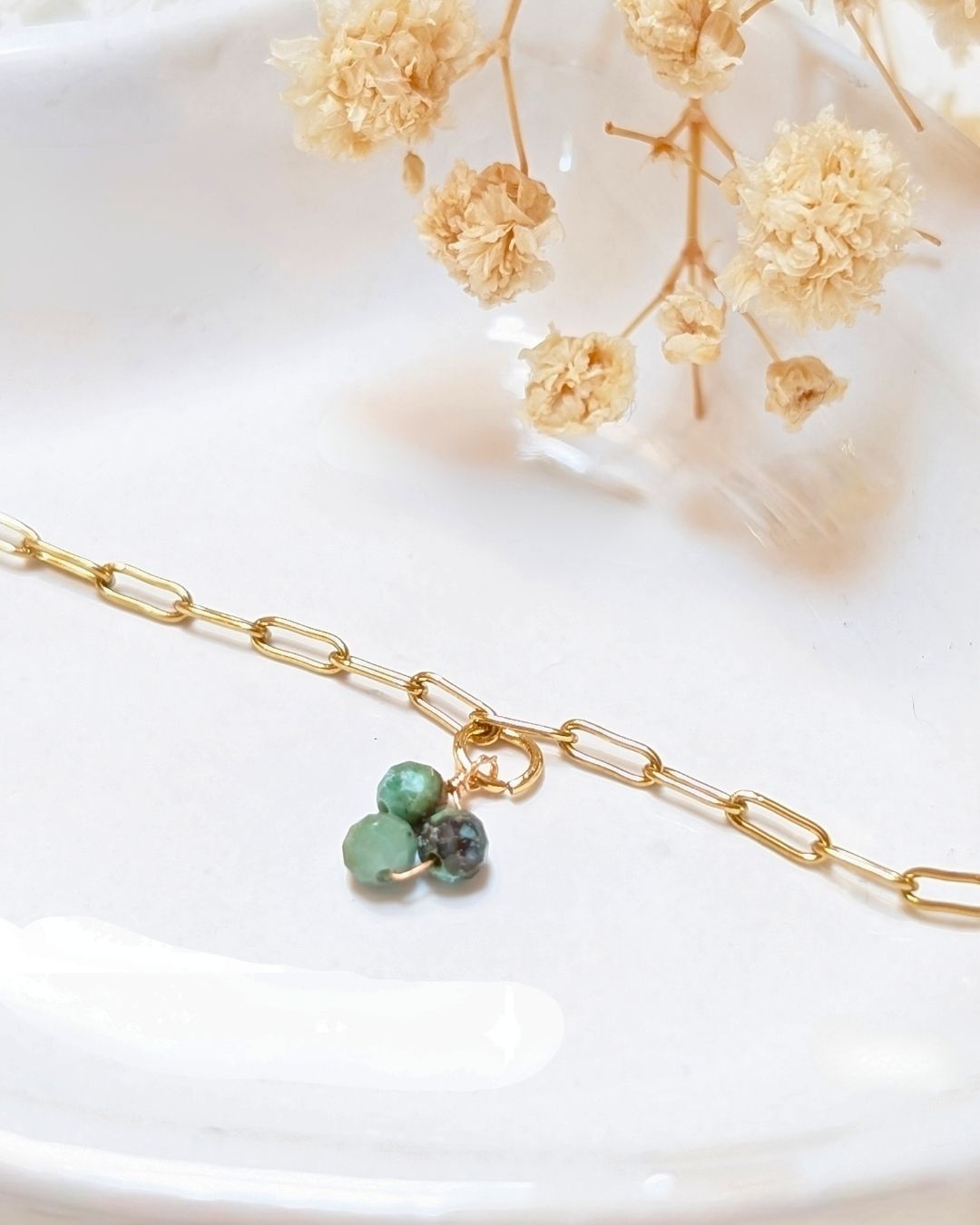 Bracelet Bertille — Chaîne Fine à Maillons et Grappe de Pierres Naturelles en Acier Inoxydable Doré
