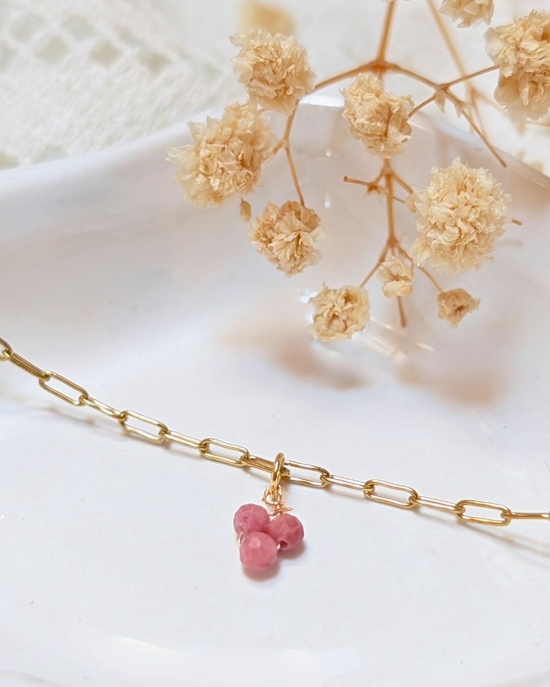 Bracelet Bertille — Chaîne Fine à Maillons et Grappe de Pierres Naturelles en Acier Inoxydable Doré