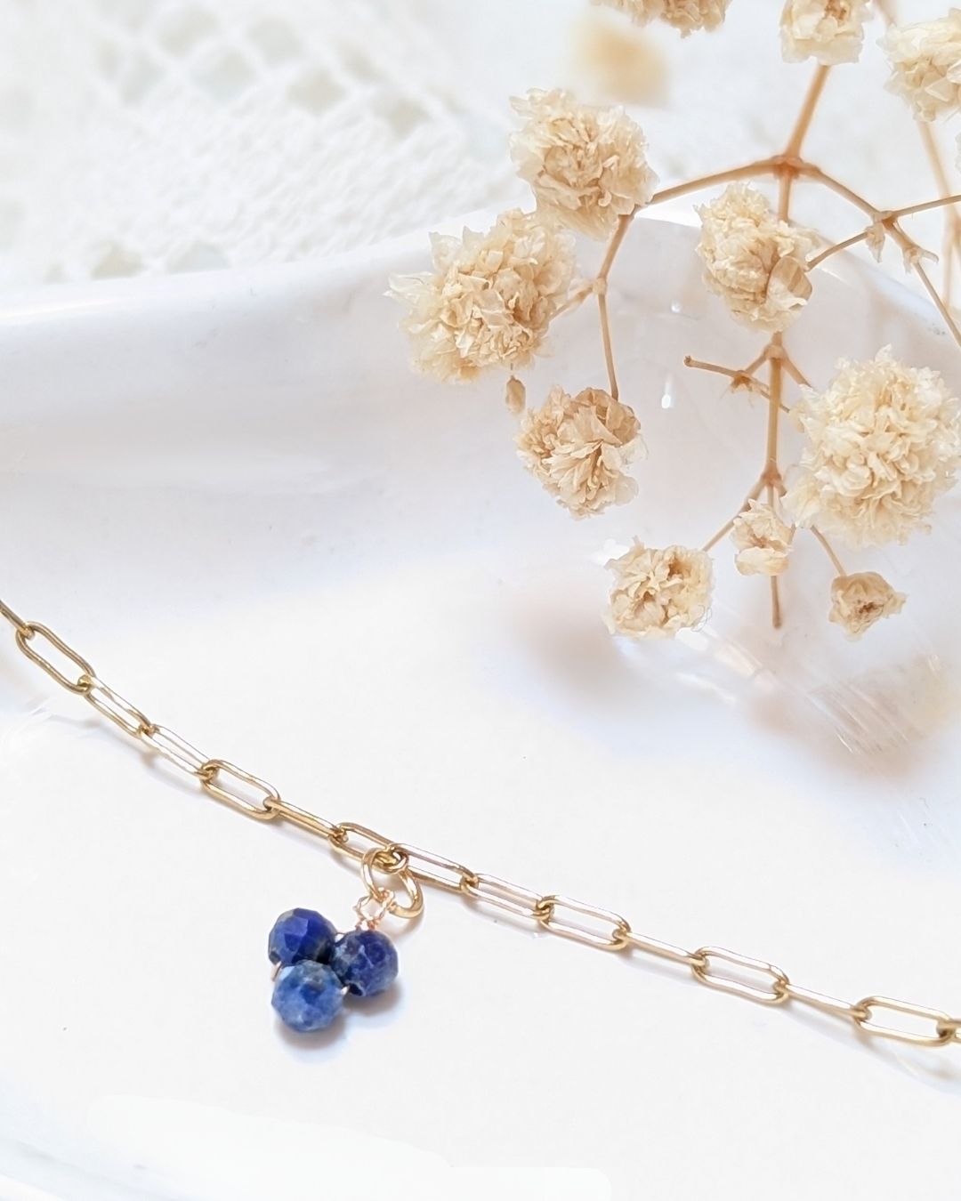 Bracelet Bertille — Chaîne Fine à Maillons et Grappe de Pierres Naturelles en Acier Inoxydable Doré