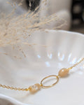 Bracelet Elowen — Perles Nacres & Anneau Ciselé en Acier Inoxydable Doré