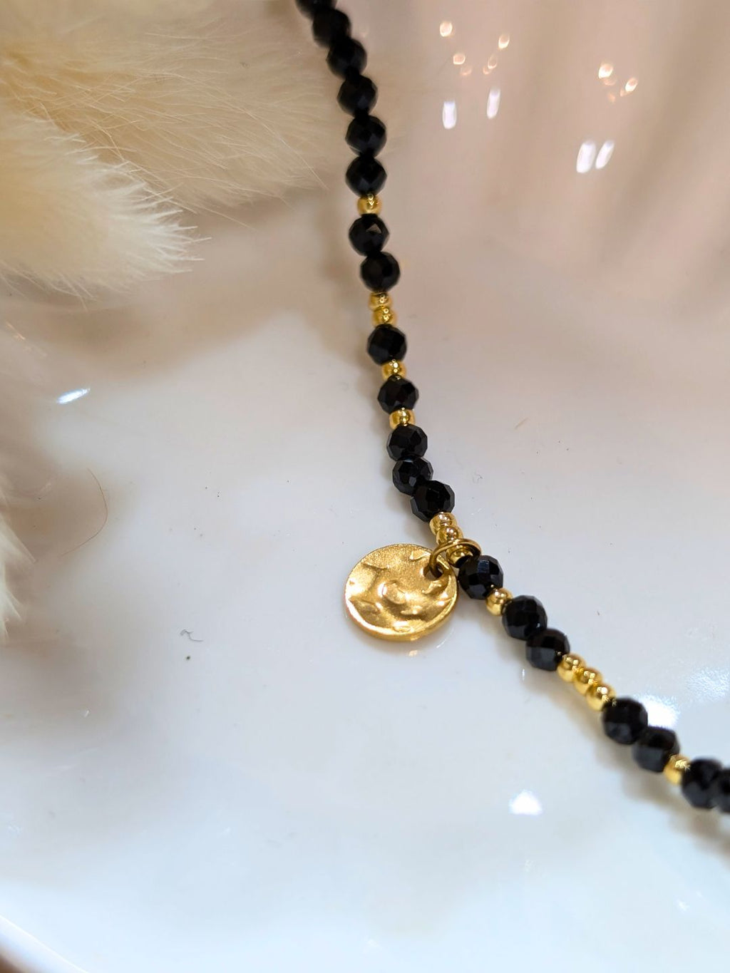 Bracelet Irmine — Perles en Pierres Naturelles Facettées et Médaille Martelée en Acier Inoxydable Doré