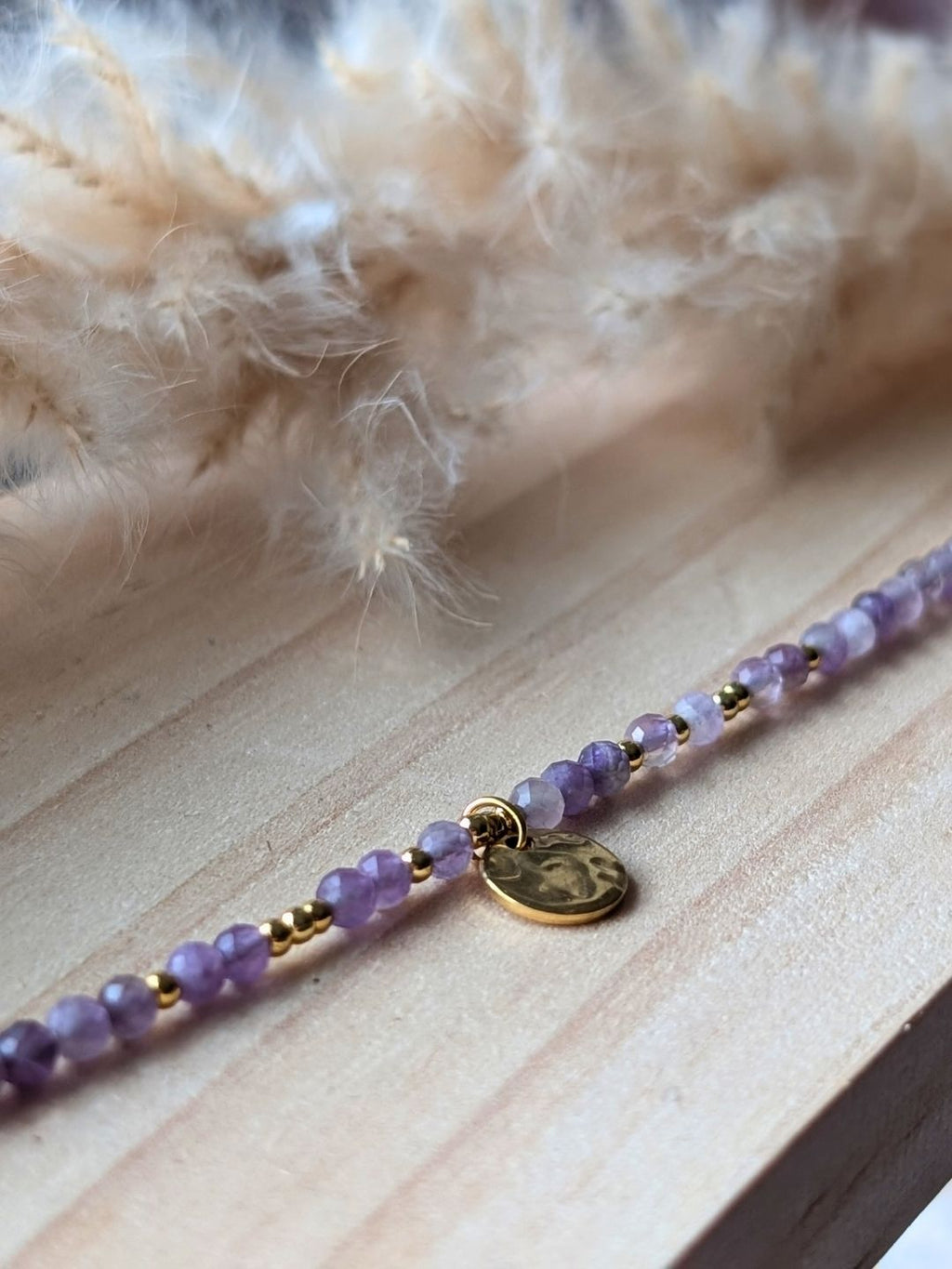 Bracelet Irmine — Perles en Pierres Naturelles Facettées et Médaille Martelée en Acier Inoxydable Doré