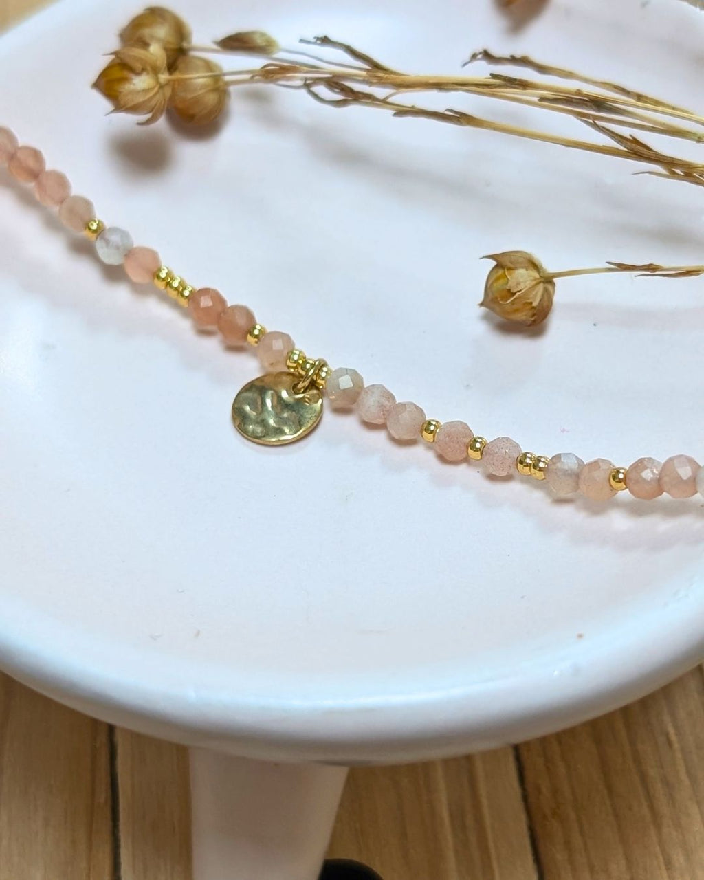 Bracelet Irmine — Perles en Pierres Naturelles Facettées et Médaille Martelée en Acier Inoxydable Doré