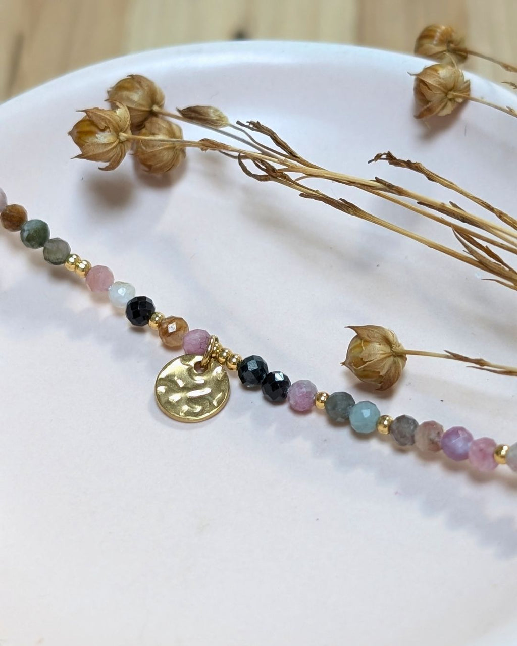 Bracelet Irmine — Perles en Pierres Naturelles Facettées et Médaille Martelée en Acier Inoxydable Doré