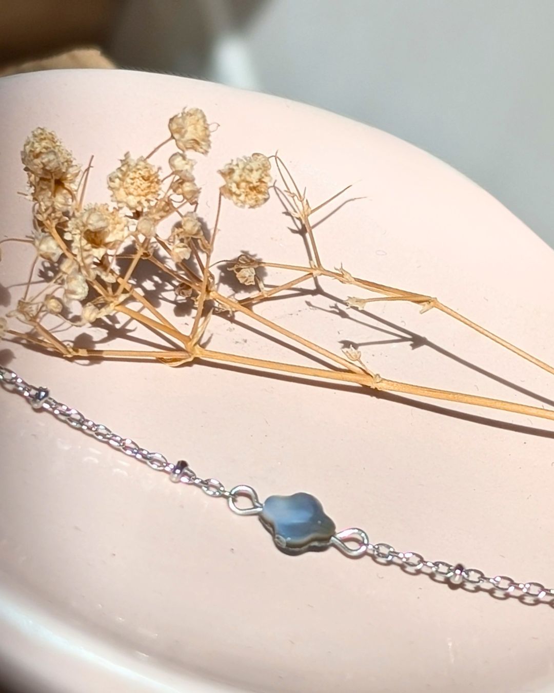 Bracelet Erin — Trèfle Nacre Grise & Chaîne Satellites en Acier Inoxydable