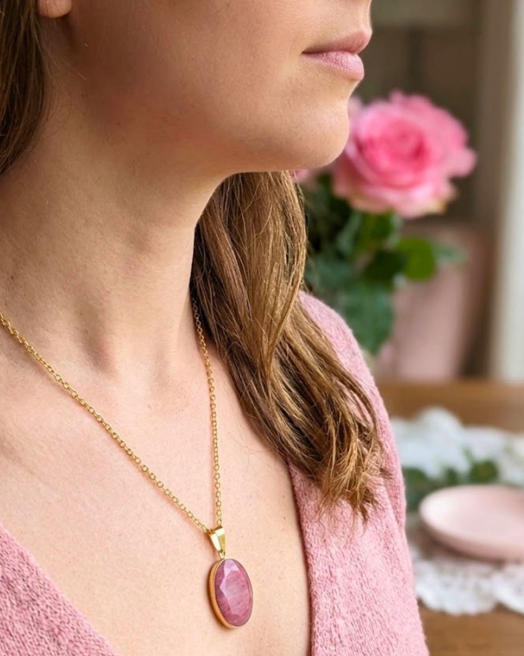 Sautoir Rosane — Pendentif Ovale en Rhodochrosite Rose et Longue Chaîne en Acier Inoxydable Doré