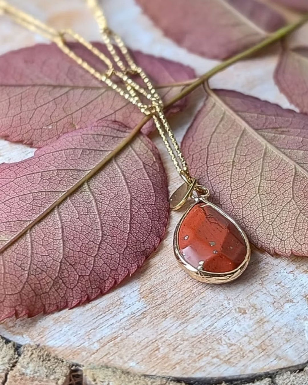 Collier Cherry — Chaîne Texturée et Pendentif Goutte en Pierre Naturelle en Acier Inoxydable Doré